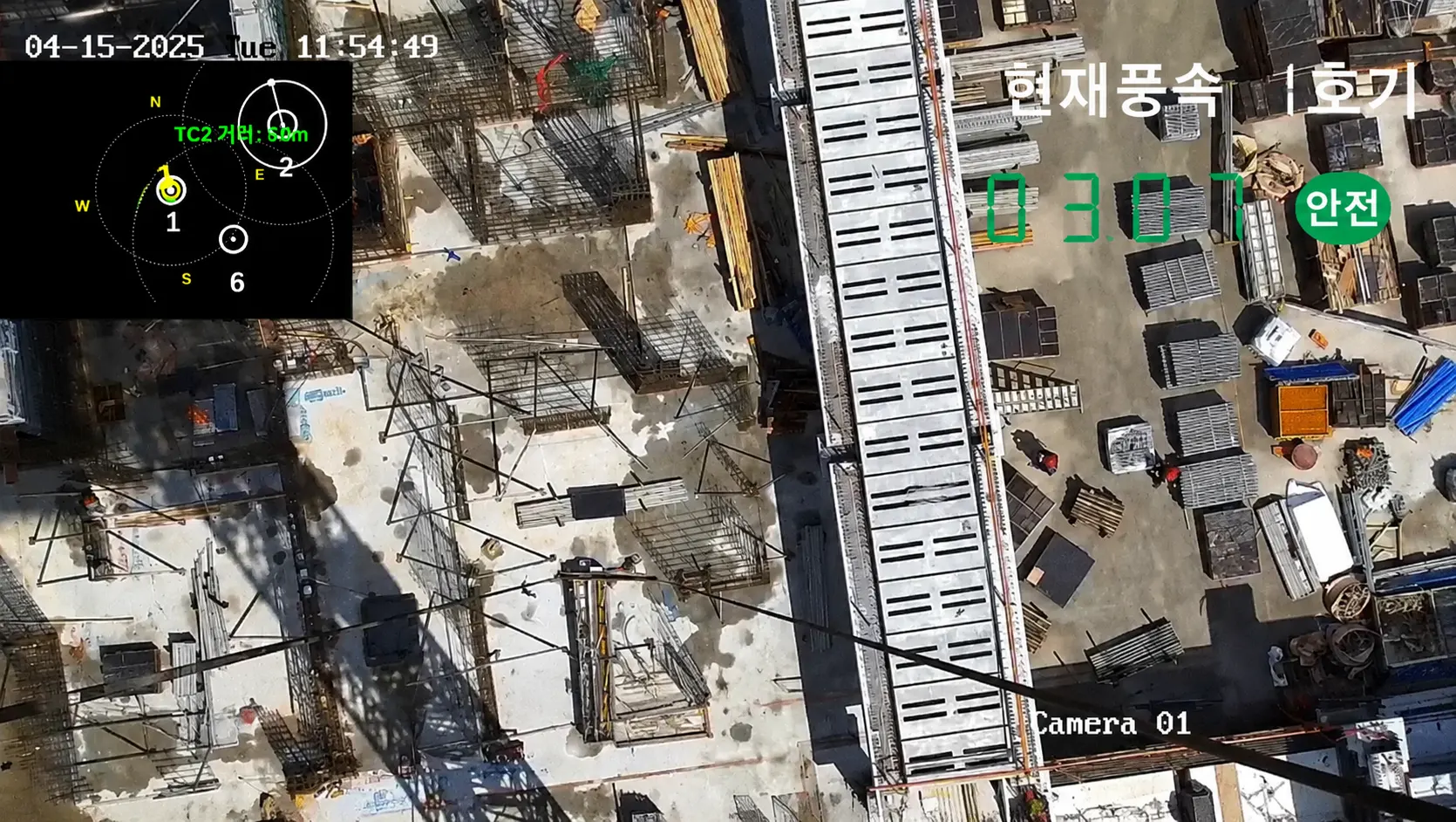 하방카메라 화면에 풍속·크레인 정보가 오버레이로 표출된 실제 화면